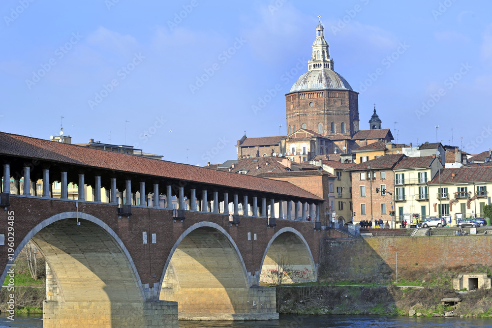 Obraz premium Italy - Pavia - The Covered Bridge (also called Ponte Vecchio) on the ticino with the Cathedral of the city in the background