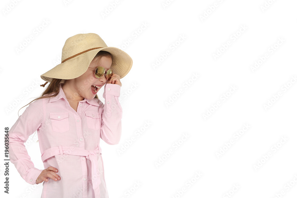 Kleines Mädchen in Sommerkleidung und Sonnenbrille lacht und schaut in eine Richtung Kleines Mädchen in Sommerkleidung und Sonnenbrille lacht und schaut in eine Richtung