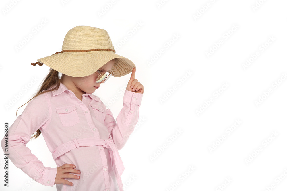 Kleines Mädchen mit Sonnenhut und Sonnenbrille schaut in eine Richtung Kleines Mädchen mit Sonnenhut und Sonnenbrille schaut in eine Richtung