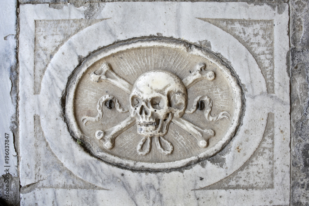Detail of the marble grave with the skull