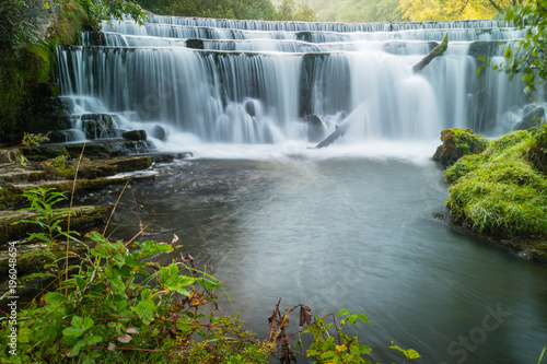 Fototapeta Naklejka Na Ścianę i Meble -  Monsal Weir waterfall