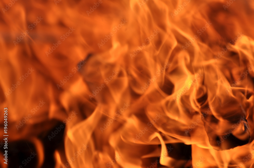Lodernde knisternde Flammen, ein heißes Feuer brennt StockFoto Adobe