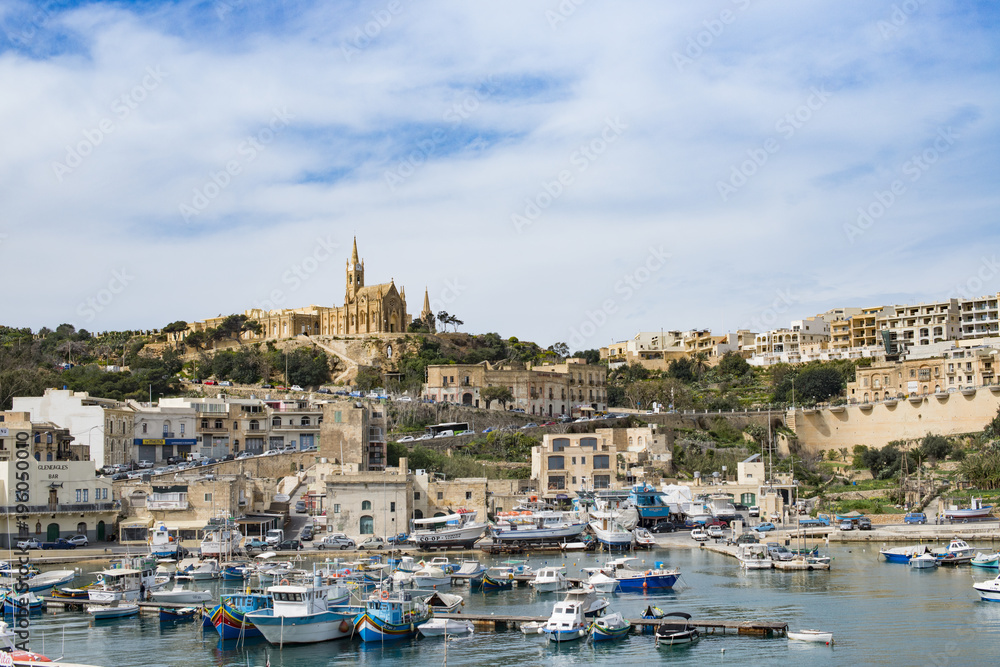 Blick über den Hafen von Għajnsielem auf die Ortschaft