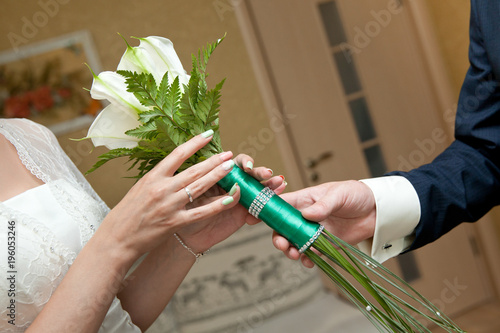 мужчина дарит букет цветов