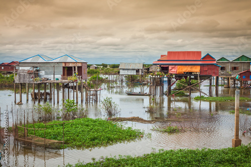 Obraz na płótnie Homes on stilts on the floating village of Kampong Phluk, Tonle Sap lake,Siem Reap province, Cambodia w salonie