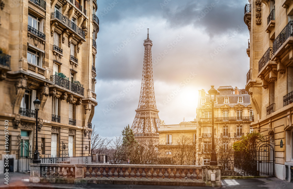 Obraz premium The eifel tower in Paris from a tiny street