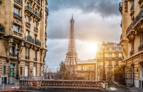 Fototapeta Naklejka Na Ścianę i Meble -  The eifel tower in Paris from a tiny street