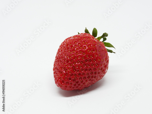 Einzelne Erdbeere auf weißem Hintergrund