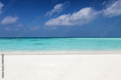 Urlaubsparadies: Strand auf den Malediven mit türkisem Ozean und blauem Himmel © moofushi