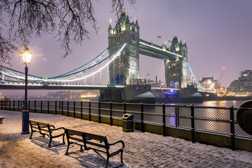 London im Winter: die Tower Bridge am Abend mit Schnee und Eis