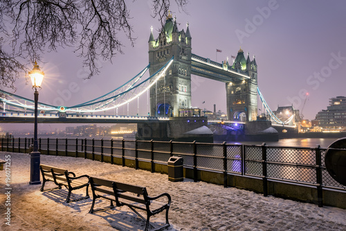 London im Winter  die Tower Bridge am Abend mit Schnee und Eis