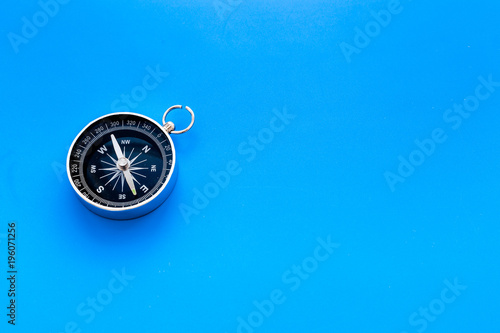 Direction concept with compass on blue background top view mockup © 9dreamstudio