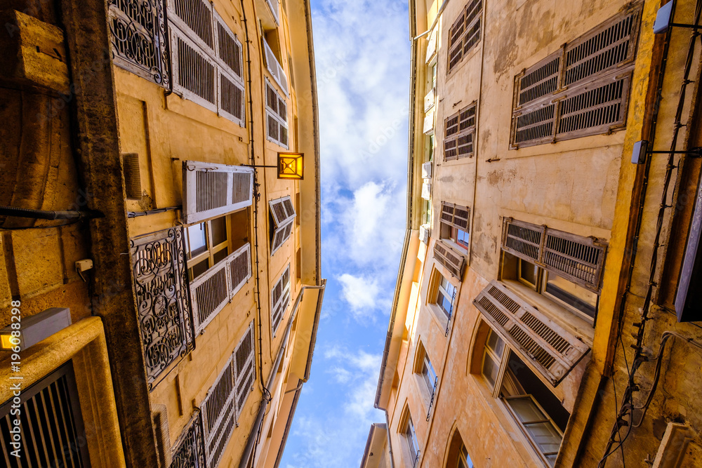 Vue sur les façades des maisons et sur le ciel bleu d'une rue étroite d'Aix-en-Provence. France.