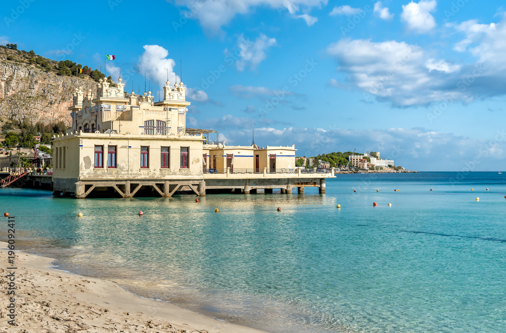 Fototapeta premium Widok na Charleston, plażę Mondello nad morzem w Palermo na Sycylii we Włoszech