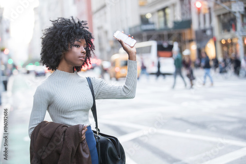 Cuadro en lienzo Woman with mobile device waiting for rideshare car service
