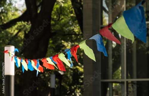 Banderines de colores colgados en los postes