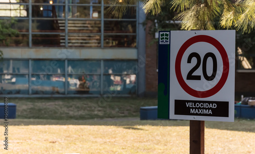 Señal de tránsito, limite 20km por hora