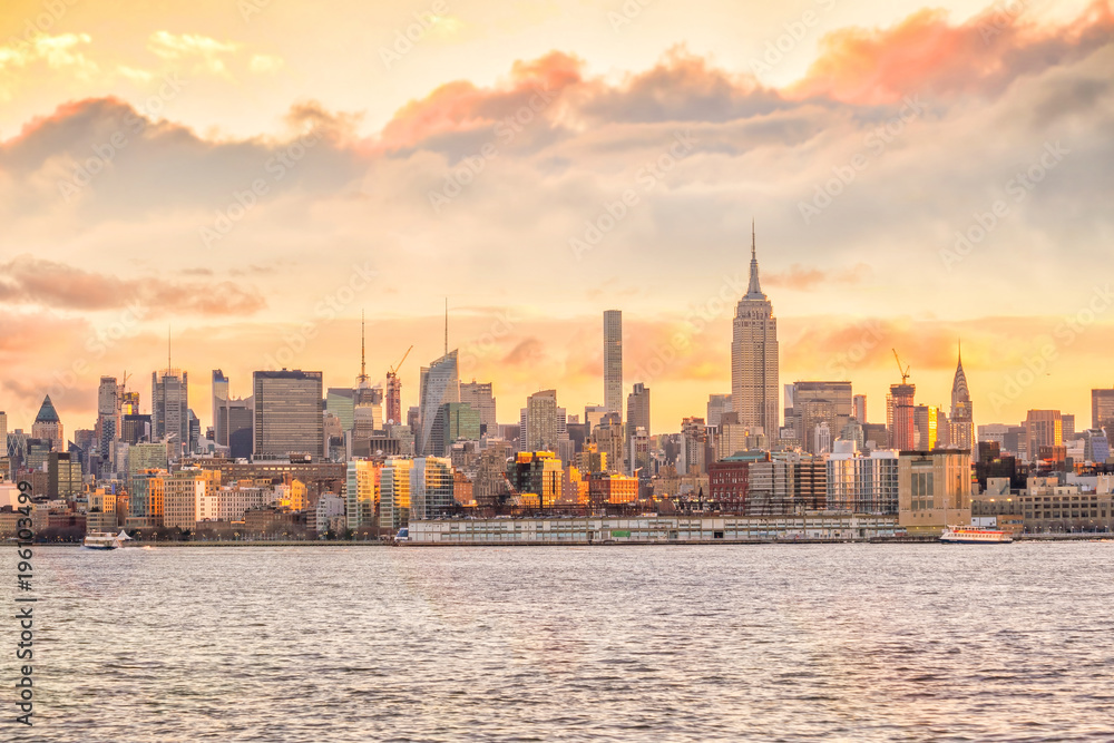 Obraz premium Beautiful sunset over brooklyn bridge in New York City