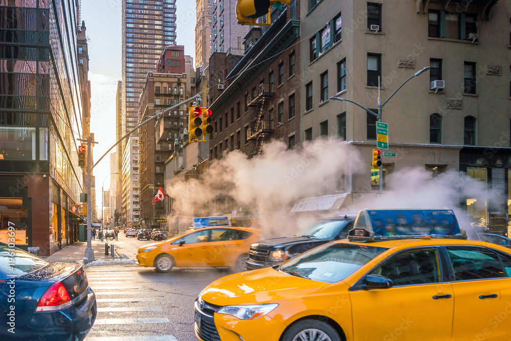 Fototapeta premium Manhattan wschód słońca widok z żółtymi taksówkami