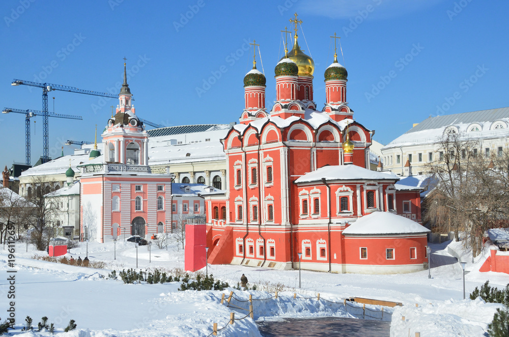 Obraz premium Москва, улица Варварка. Храм Знамения Божией Матери и колокольня Знаменского монастыря