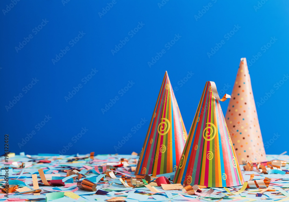 Obraz premium birthday hat and confetti on blue background