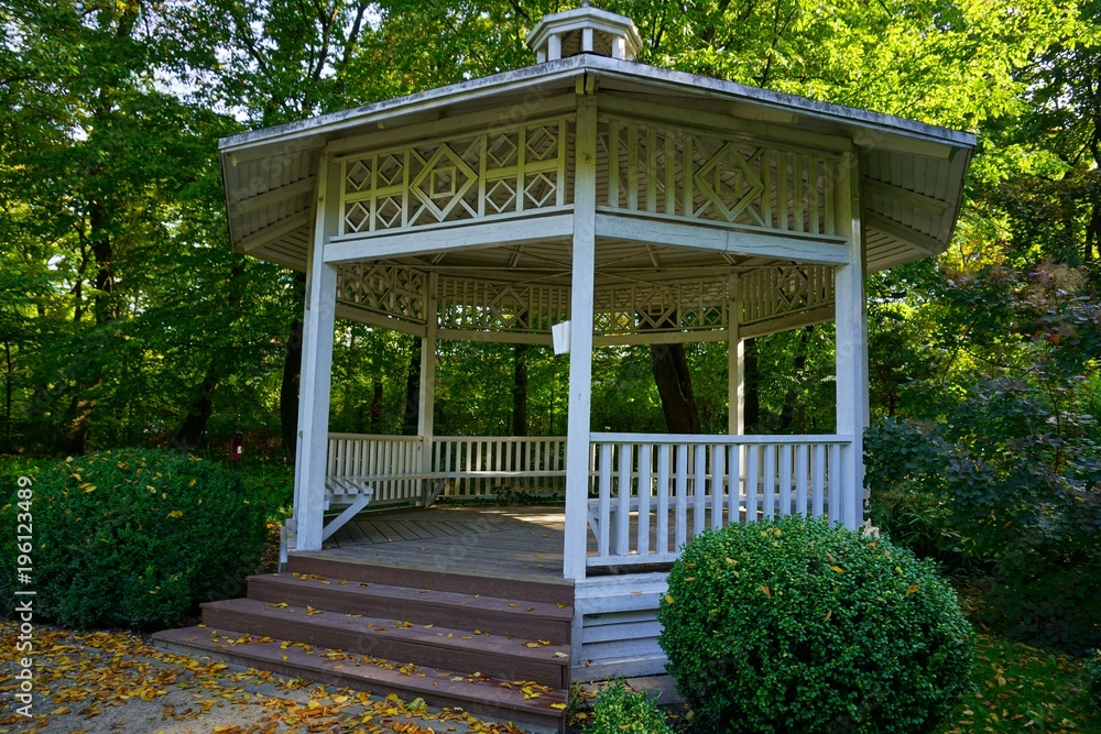 Gazebo, pergola in parks and gardens - relax and unwind
Gazebo, pergola in parks and gardens - relax and unwind