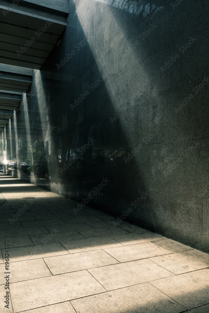 Obraz premium Modern urban passage with dramatic light