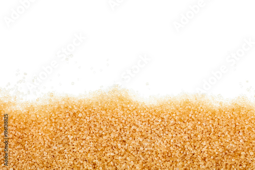 Zuckerkristalle braun, Rohrzucker mit Textfreiraum weiß, Draufsicht photo