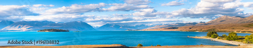 Foto Panolama view of Beautiful scene of blue lake, yellow grassland, mt cook and blue blue sky with cloud beside lake Tekapo before sunset