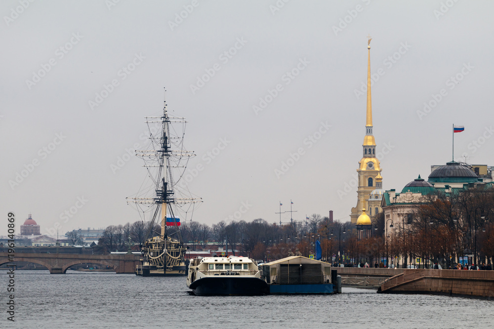 view of the water area of the Neva River, St. Petersburg/ View of the Neva River in Sankt-Peterburg