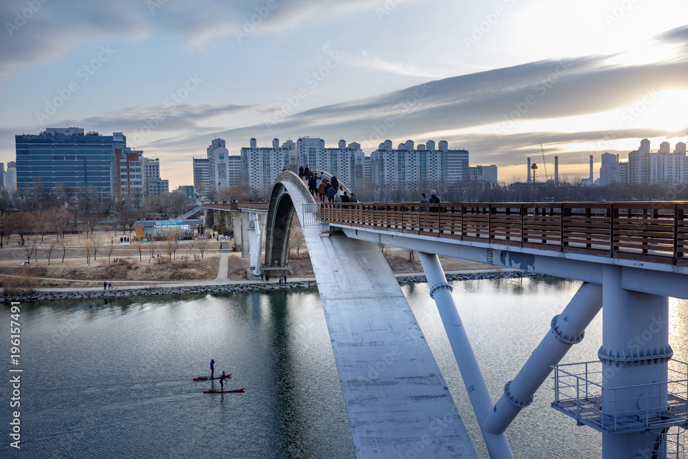 Obraz premium Bridge view of the Seonyudo Park with sunset in Seoul city, Korea