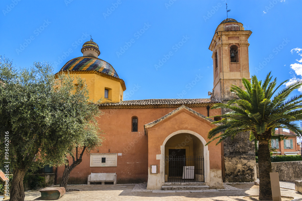 Fototapeta premium Eglise des Penitents Blancs (XVII century) in Saint Paul de Vence with Dome covered with polychrome tiles. Chapel was seat and praying area of confraternity of Penitents Blancs. Cote d'Azur, France.