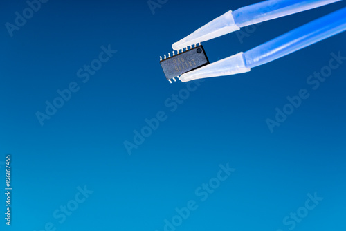 Canvastavla Tweezers and electronics chip