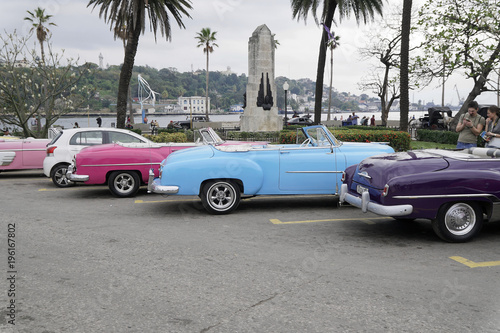 Amerikanische Oldtimerder 1950er Jahre, Cabrios  unterwegs in Kuba, Kuba ©  Egon Boemsch