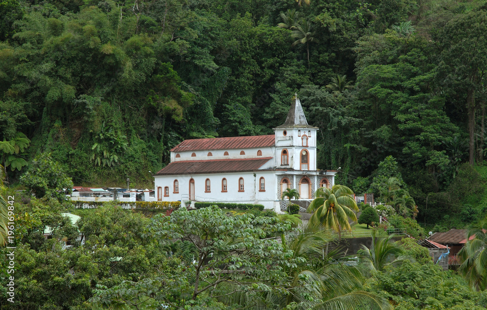 Commune de Fonds-Saint-Denis, église dans la verdure, Martinique (Département d'outre-mer)