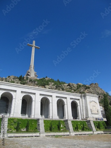 Arcos y Cruz del Valle de los Caídos en el Escorial