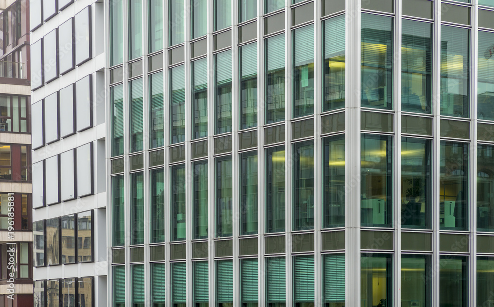Abstrakte Fassade eines modernen Bürogebäudes in Hamburg, Deutschland Abstrakte Fassade eines modernen Bürogebäudes in Hamburg, Deutschland