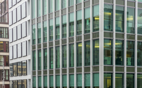 Abstrakte Fassade eines modernen Bürogebäudes in Hamburg, Deutschland © Ralf Gosch