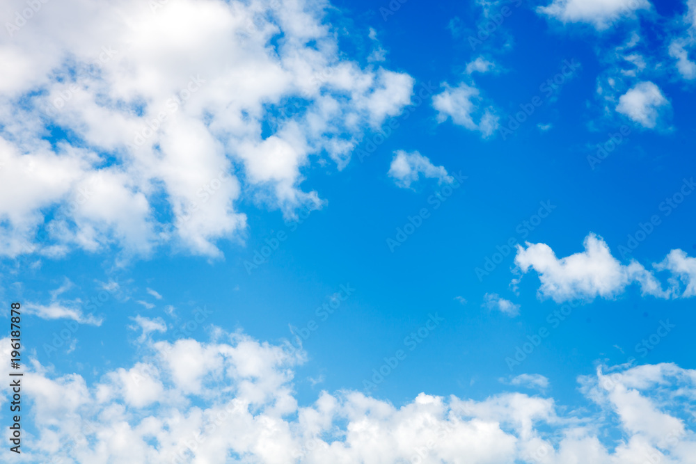 Fototapeta Wysokie błękitne niebo z białymi rzadkimi chmurami