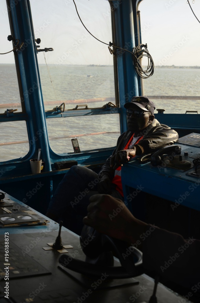 Cabine de pilotage du ferry de Banjul à Barra (Gambie)
