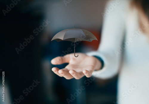 Ombrello aperto in mano, assicurazione, concetto di polizza o pioggia photo