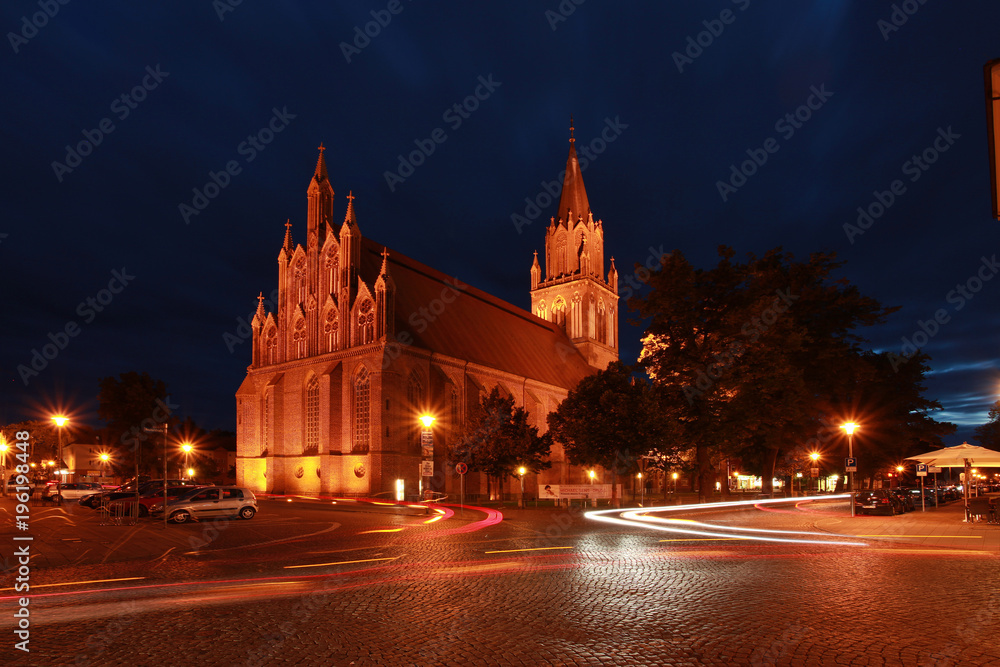 Fototapeta premium Neubrandenburg, Backsteingotik, Mecklenburg, Vorpommern, Urlaub, Sommer, Geschichte, Natur, Urban, Stadt, Mauer, Stadtmauer, Tore, Stadt der vier Tore, Gotic, Kirche, Architektur, Cathedrale, Religion
