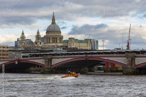 Fototapeta Naklejka Na Ścianę i Meble -  Speedboat on Thames