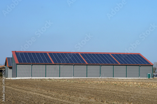 Lagerhalle mit Solarpanelen