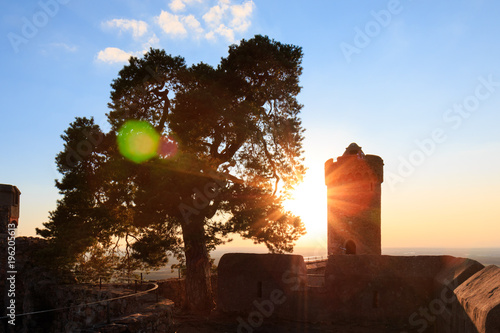 Deutsche Burg im warmen Sonnenlicht kurz vor Sonnenuntergang IVI photo