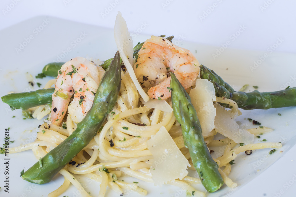 Spaghetti mit Shrimps, grünem Spargel und Parmesanspänen