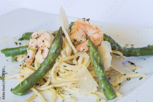 Obraz na płótnie Spaghetti mit Shrimps, grünem Spargel und Parmesanspänen w salonie