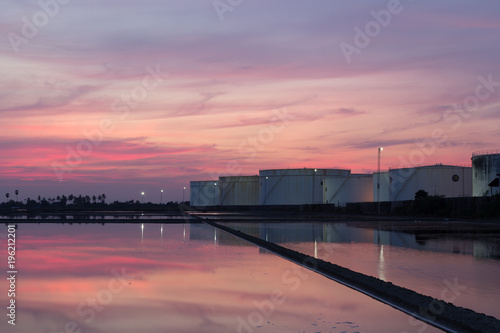 Sunset, crude oil tank © Tavaris