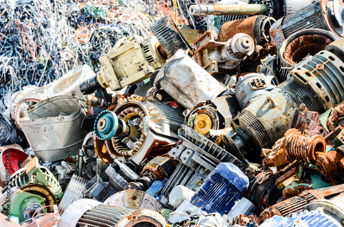 Abfalltrennung von Altmetall, Elektronikschrott und Sondermüll in einem Entsorgungshof
