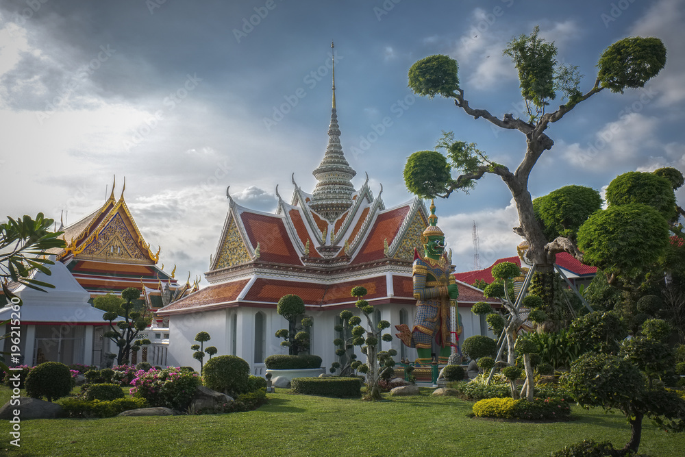 Le jardin et une pagode bouddhiste à wat Arun dans la ville de Bangkok 